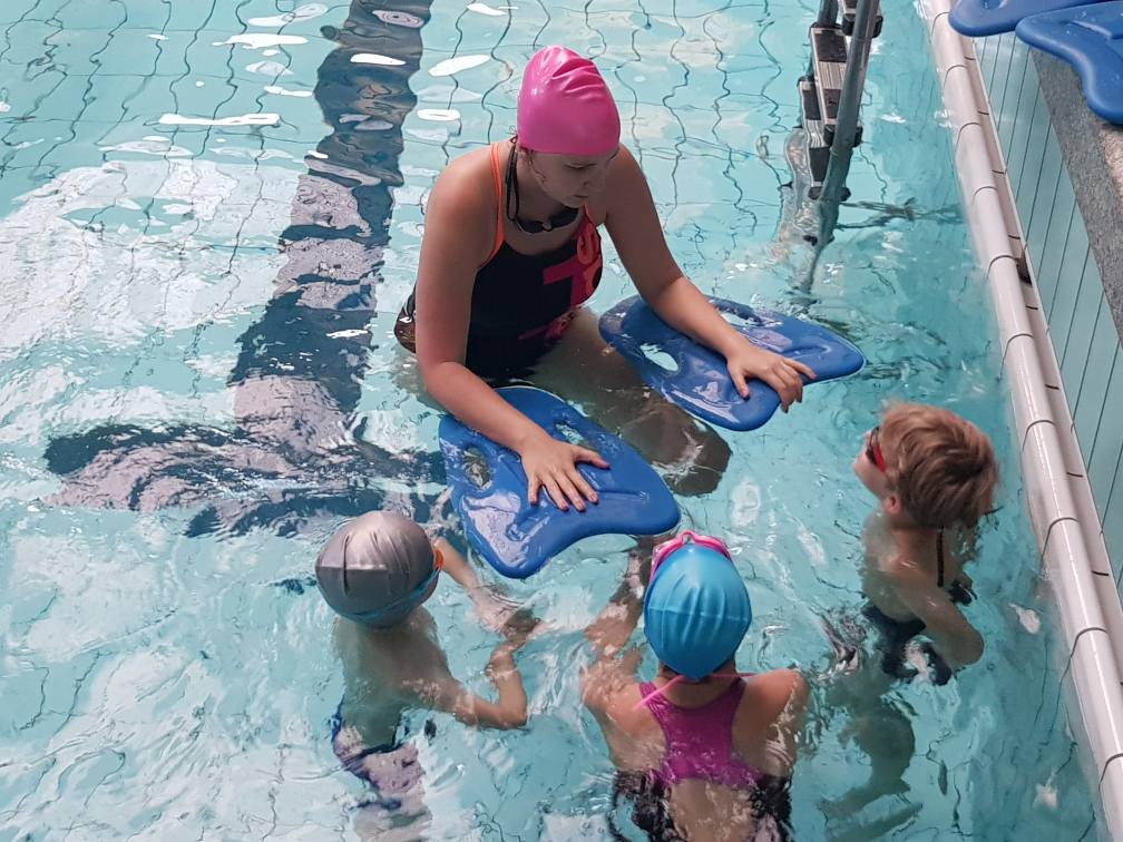 Nauka pływania uczniów podstawówki
