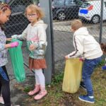 Sprzątanie terenów zielonych przy szkole edukacja