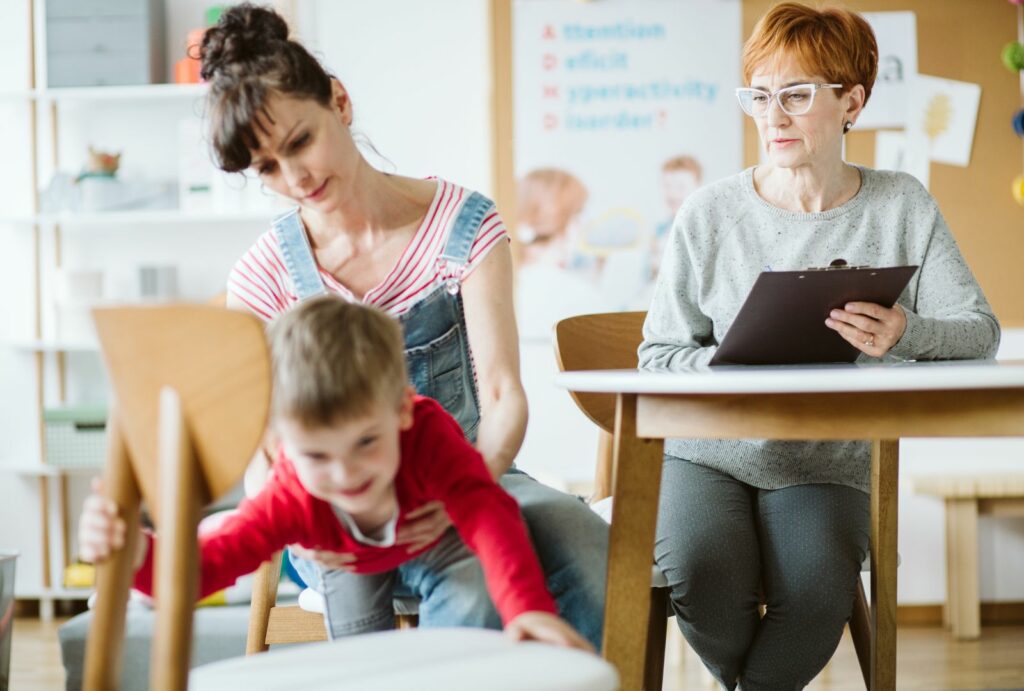 Mama z synkiem u specjalisty diagnozującego ADHD.