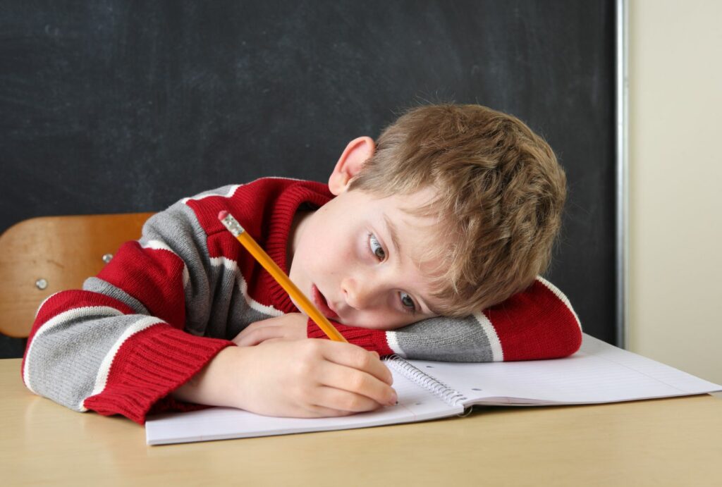 Chłopiec z ADHD nie potrafi skupić się na nauce
