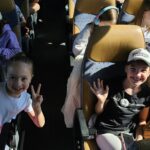 Uczniowie pozują do zdjęcia w autokarze podczas wycieczki.