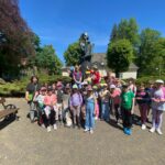 Grupa uczniów z klas 1-3 pozuje do zdjęcia podczas wycieczki szkolnej do Dusznik-Zdroju.