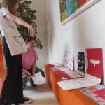 Komisja konkursu plastycznego podczas obrad, wyłaniająca zwycięzców.