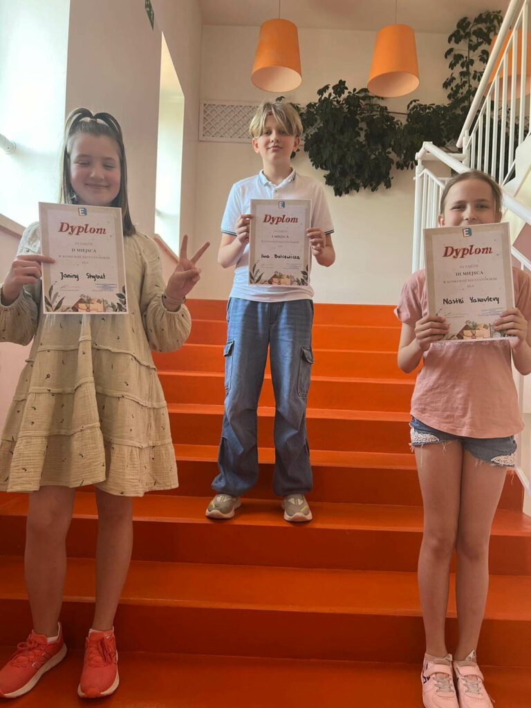 Uczniowie dumnie prezentują swoje dyplomy po wygranej w konkursie recytatorskim. Uczniowie dumnie prezentują swoje dyplomy po wygranej w konkursie recytatorskim.