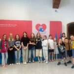 Uczniowie stojący przed banerem akcji PoruszSerce.