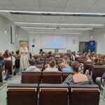 Uczniowie uczestniczący w wykładzie z pierwszej pomocy w ramach programu PoruszSerce.