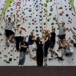 Klasa 8 pozująca na ściance wspinaczkowej.