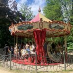 Dzieci ze szkoły podstawowej kręcą się na pięknej karuzeli.