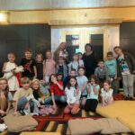 Dzieci ze szkoły podstawowej słuchające aktorki Agnieszki Oryńskiej-Lesickiej podczas spotkania w Teatrze Muzycznym Capitol.